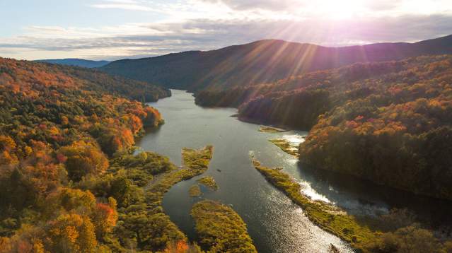 Waterbury_reservoir_with_fall_foliage-2100x1456-3b1c2b91-53c2-433d-9387-c29626634529
