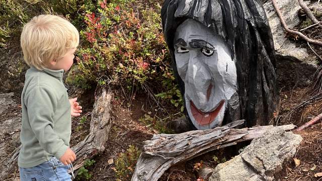 Et barn går Trollstien i Halden
