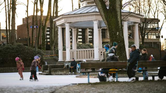 Barn som koser seg på skøytebanen ved Paviljongen i Moss