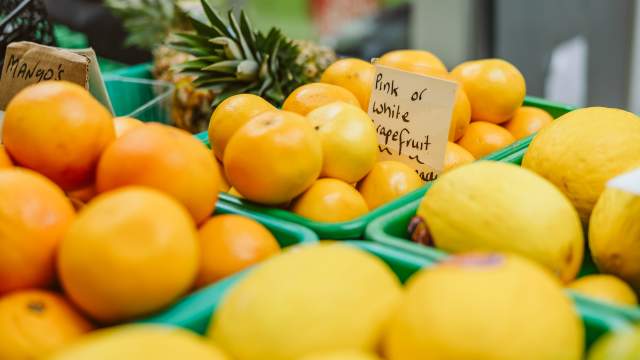 Mangos and lemons on sale at the market