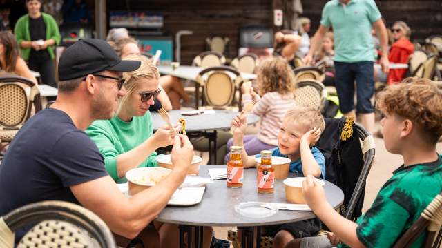 Familie spiser på restaurant vertshuset, Dyreparken