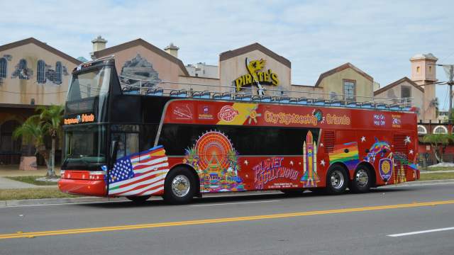 City Sightseeing tour bus in front of Pirate's Dinner Adventure