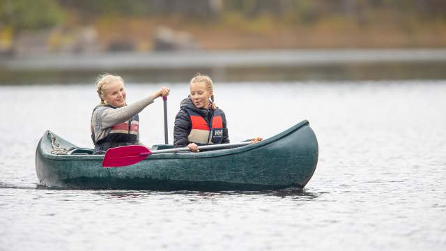 To jenter som padler kano i Børtevann i Sarpsborg, i Østfold.