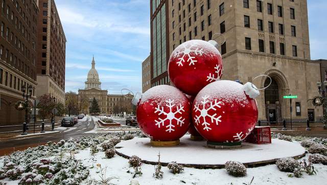 Red stacked ornaments with the Capitol building in the background