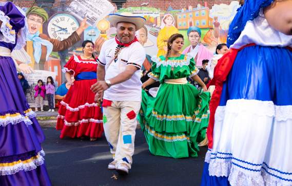 Latin street performers