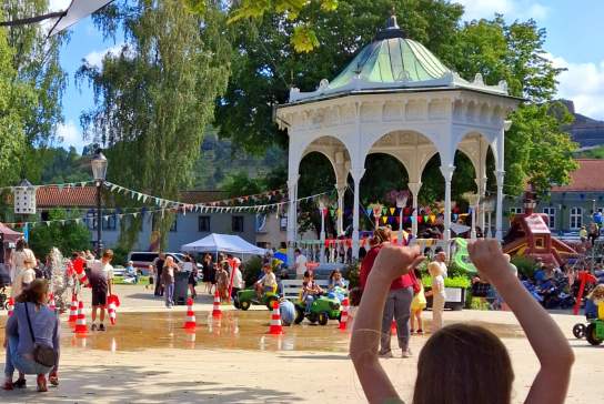 Barn som flyr drage i Busterudparken