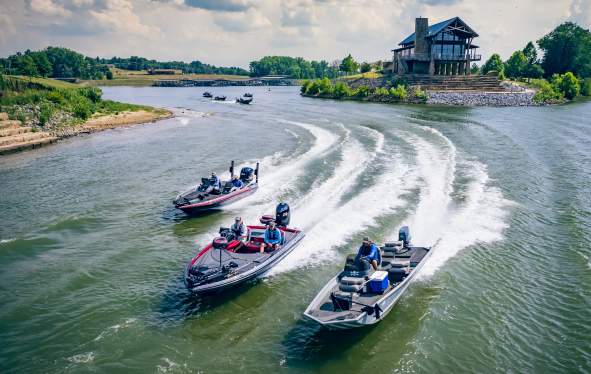boats leaving the Clarksville Marina