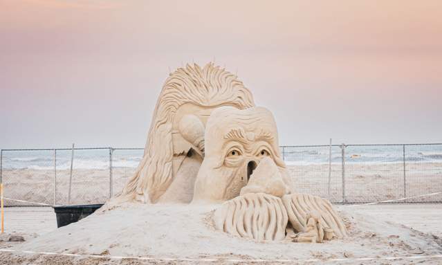 Sand sculpture in three rows that depicts Einstein