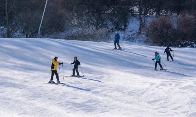 A group learns to ski at Shawnee Mountain in the Poconos.