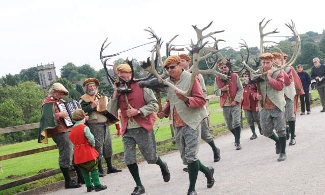 horn dancers arriving