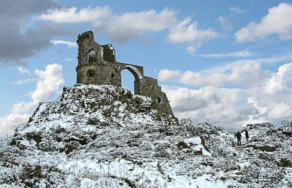 Kidsgrove Mow Cop folly in snow
