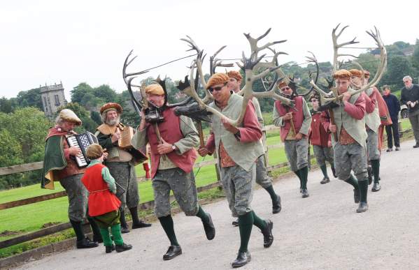 horn dancers arriving