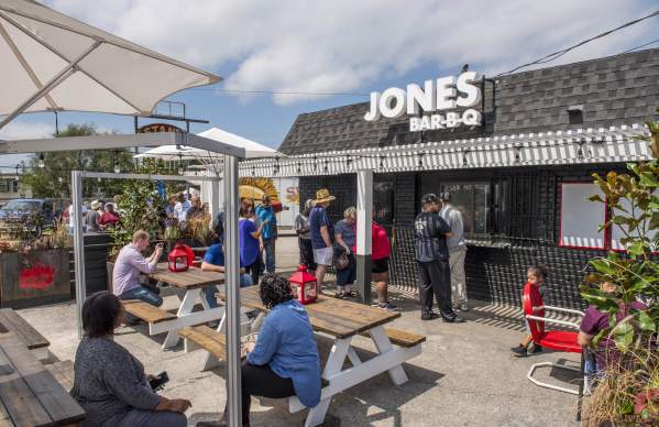 Jones Bar-B-Q outside