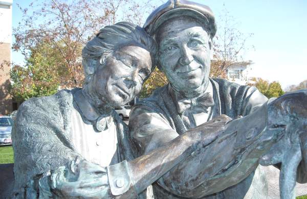 Statue of an older couple sitting on a bench