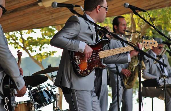 Band playing on stage at Kollen Park