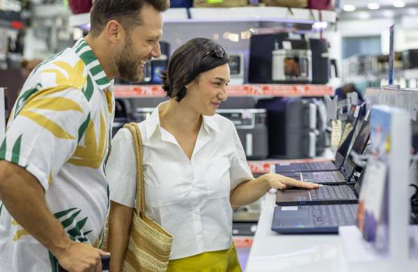 Pareja comprando tecnología en una tienda participante del Panamá Black Weekend