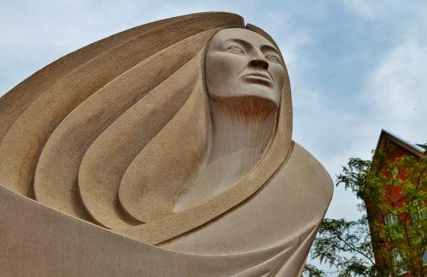 Zoondige-Kwe Sculpture in downtown Holland