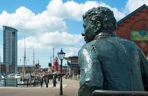 Statue of Dylan Thomas in Swansea Marina