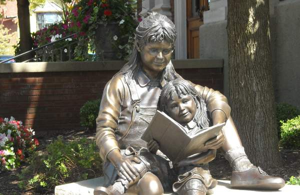Bronze statue of two girls reading