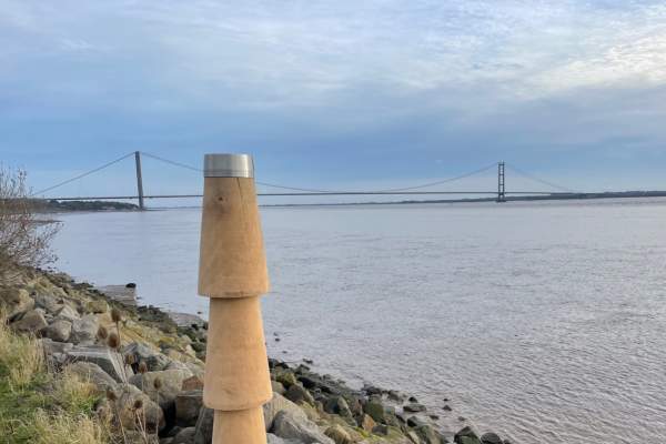 Active beacon photopost overlooking Hessle foreshore and the Humber Bridge