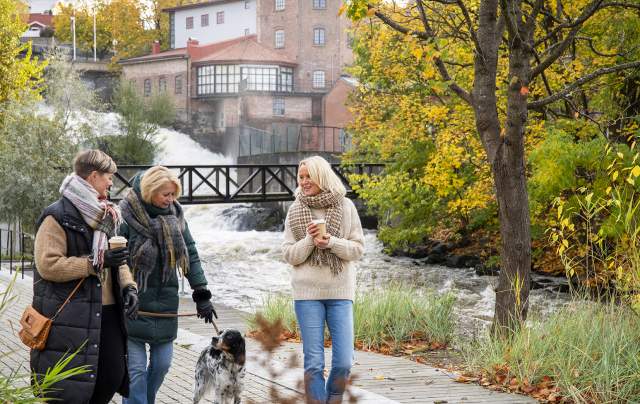Ladies on a walk on an autumn day at Verket in Moss