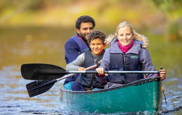 Family canoeing on Børtevann in Sarpsborg, Østfold.
