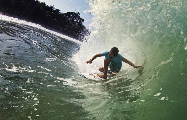 Un surfista monta una ola perfecta en la prístina Isla Colón, provincia de Bocas del Toro, Panamá