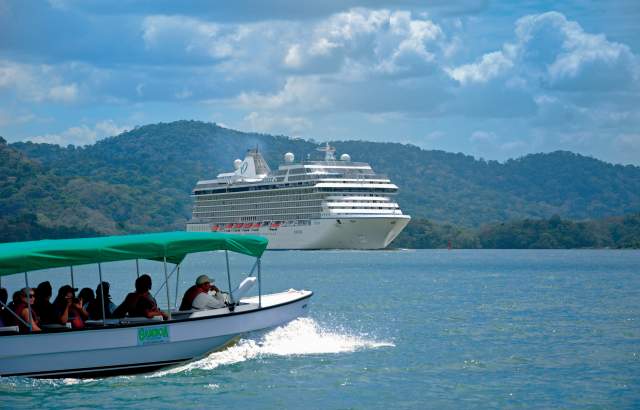 Turistas navegando por el Canal de Panamá, en un día despejado, Ciudad de Panamá