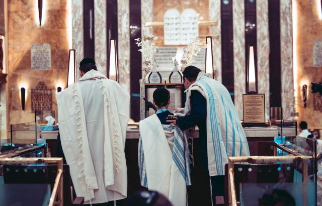 Traditional Jewish ceremony in a Panamá City synagogue, part of the country's cultural and religious tourism.