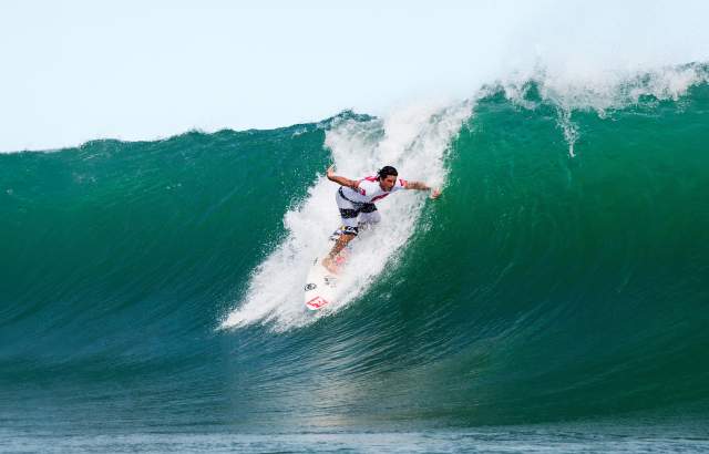 Surfeando una gran ola en Isla Colón Provincia de Bocas del Toro
