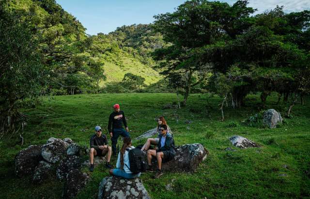 Travelers hiking the El Pianista Trail, Boquete, Chiriquí Province, Panamá