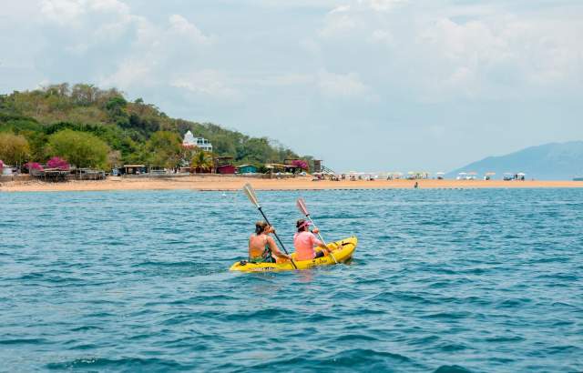 Casal praticando caiaque em frente à praia da Ilha Taboga, na Província do Panamá.
