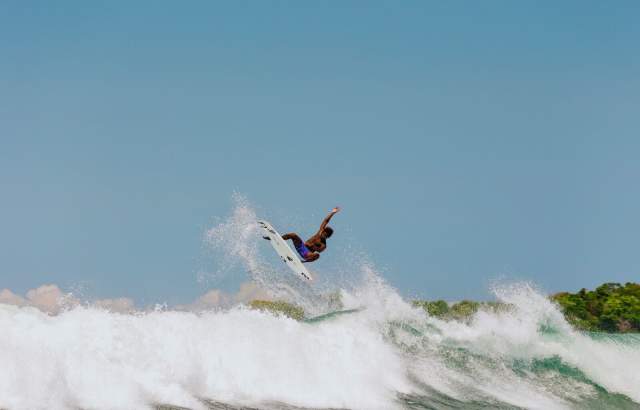 Surfista realizando un aéreo sobre una ola en la Costa Pacífica de Veraguas, Panamá