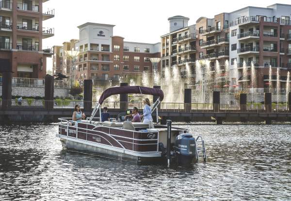 lake_boat_taneycomo_landing