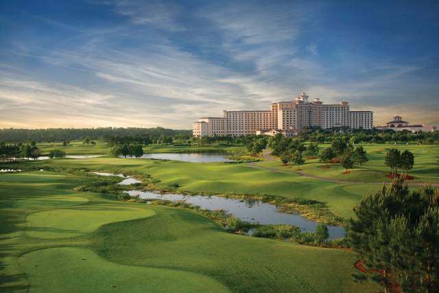 View of golf course and hotel exterior of Rosen Shingle Creek