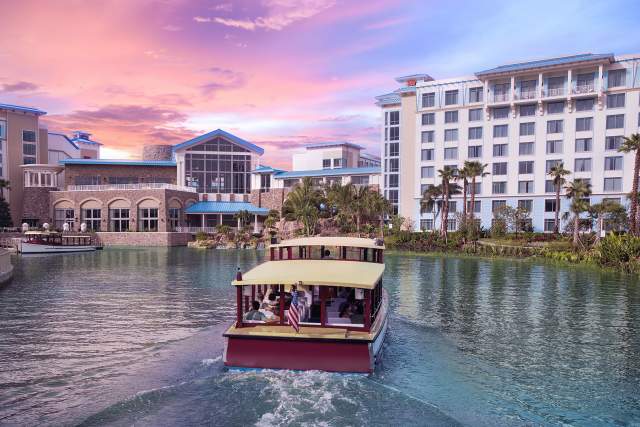 Amatista Cookhouse™ at Loews Sapphire Falls Resort at Universal Orlando™ boat and exterior of resort