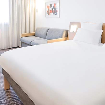 Novotel Bristol City Centre double bedroom with white bedsheets