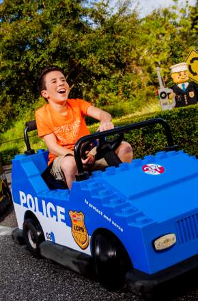 Crianças dirigem carros LEGO em tamanho real em uma autoescola na LEGOLAND® Florida Resort