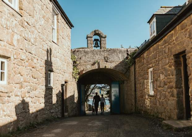 Couple walking through the Garrison Arch