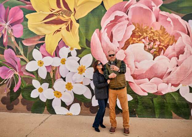 Couple taking a selfie in front of a mural in Stockton, IL