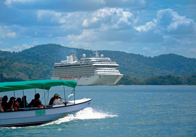 Turistas navegando por el Canal de Panamá, en un día despejado, Ciudad de Panamá
