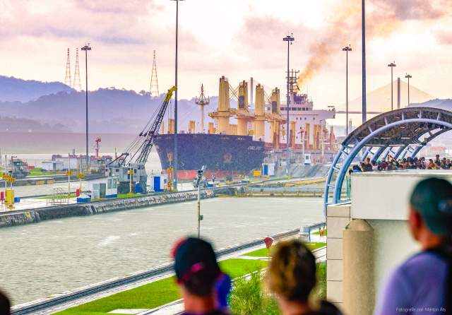 Visitantes en las Esclusas de Miraflores en el Canal de Panamá, Ciudad de Panamá, Panamá