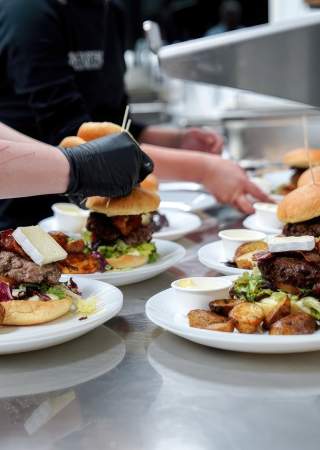 Sommerlige burgere tilberedes på Bolstad Restaurant
