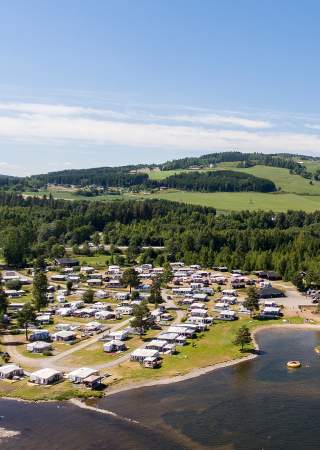 Sveastranda Camping - Dronebilde mot land