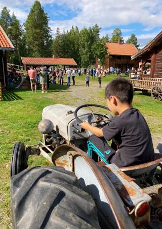 Gutt på traktor - Barnas dag på Odalstunet