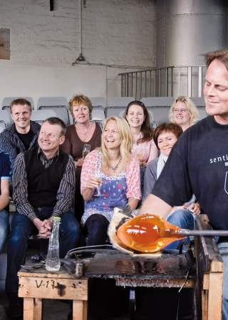 Glassblåsershow og god stemning på Hadeland Glassverk
