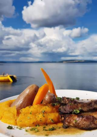 Deilig sommermat på restaurantbåten Viken II i Evjua