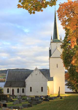 Nes kirke i Ringsaker, en klar høstdag