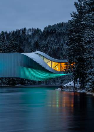 The Twist på Kistefos, sett fra vannkanten, vinter