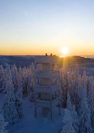Dronebilde av Lushaugtårnet på Lygna ved solnedgang